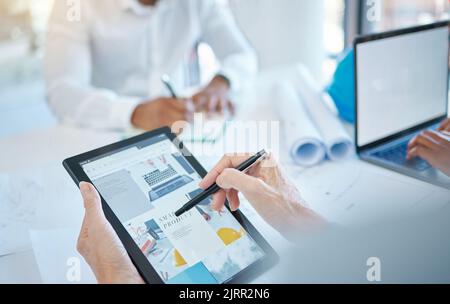 Grafikdesigner, digitales Marketing und Tablet in geschäftlichen Händen mit Website- oder Webdesign für ux- oder ui-Produkte in einem kreativen Büro oder Unternehmen Stockfoto