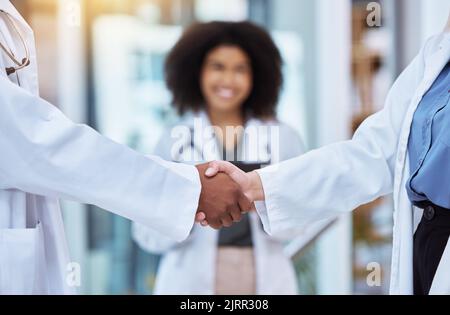 Diversity Ärzte Handshake danken Ihnen, Vertrauen oder Zusammenarbeit Hände für den Erfolg mit medizinischen Arbeiter Lächeln Linse Flare und Bokeh. Mitarbeiter im Gesundheitswesen Stockfoto