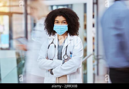 Compliance, Gesundheit und covid Gesicht, Maske Regeln mit stolzen Arzt in einem Krankenhaus arbeiten, bereit und zuversichtlich. Medizinische Versorgung professionelle Führer Arbeit Stockfoto