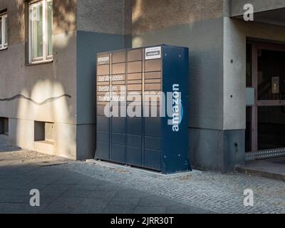 Amazon Abholpunkt neben einem Wohnhaus in der Innenstadt. Empfangen von Paketen und Bestellungen vom E-Commerce-Unternehmen, ohne zu Hause zu sein. Stockfoto