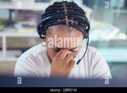 Stress, Burnout und trauriger Call Center-Agent mit Kopfschmerzen und überarbeiteter Arbeit im Büro. Frustrierte, kranke oder kranke junge schwarze Frau Stockfoto