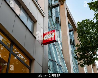 LEGO Zeichen auf einem Gebäude außen in der Stadt. Logo des dänischen Spielzeugherstellers auf einer Fassade. Werbung in einer Einkaufsstraße. Und das ist es auch. Stockfoto