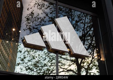 Adidas-Logo auf dem Äußeren eines Gebäudes. Eine große deutsche Modemarke für Schuhe und Sportbekleidung. Der multinationale Konzern kommt aus Bayern. Stockfoto