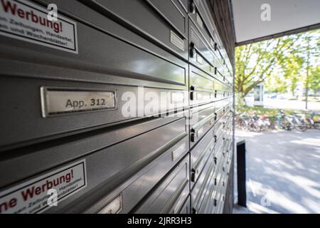 25. August 2022, Hessen, Frankfurt/Main: Briefkästen hängen am Eingang eines Studentenwohnheims in Frankfurt. Die derzeit hohen Lebenshaltungskosten treffen Studenten aus ärmeren Familien oder alleinerziehenden Eltern besonders hart. Viele arbeiten mehr an der Seite - zum Nachteil ihres Studiums. Foto: Frank Rumpenhorst/dpa Stockfoto