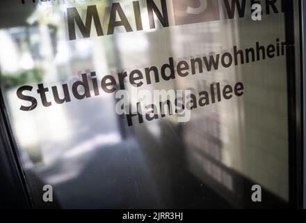 25. August 2022, Hessen, Frankfurt/Main: Die Eingangstür zu einem Studentenwohnheim in Frankfurt ist verschlossen. Die derzeit hohen Lebenshaltungskosten treffen Studenten aus ärmeren Familien oder alleinerziehenden Eltern besonders hart. Viele arbeiten mehr an der Seite - auf Kosten ihres Studiums. Foto: Frank Rumpenhorst/dpa Stockfoto