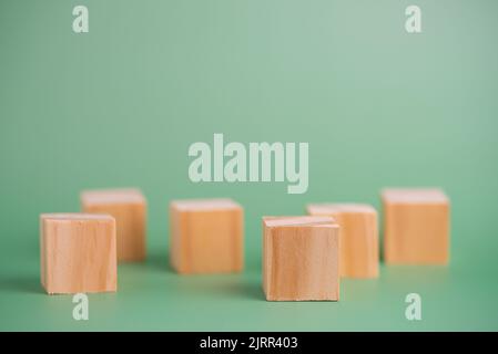Holzwürfelblock leer auf grünem Hintergrund. Stockfoto