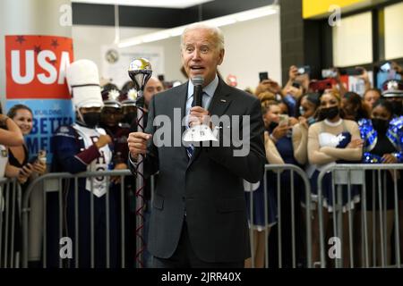 Rockville, Usa. 25. August 2022. US-Präsident Joe Biden hält am Donnerstag, dem 25. August 2022, einen Staffelstab als Anführer der Marschkapelle, während er an einer Kundgebung für das Demokratische Nationalkomitee (DNC) an der Richard Montgomery High School in Rockville, Maryland, teilnimmt. Foto von Yuri Gripas/UPI Credit: UPI/Alamy Live News Stockfoto