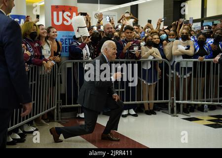 Rockville, Usa. 25. August 2022. US-Präsident Joe Biden kniet für ein Gruppenfoto, während er an einer Kundgebung für das Demokratische Nationalkomitee (DNC) an der Richard Montgomery High School in Rockville, Maryland, am Donnerstag, dem 25. August 2022, teilnimmt. Foto von Yuri Gripas/UPI Credit: UPI/Alamy Live News Stockfoto