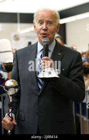 Rockville, Usa. 25. August 2022. US-Präsident Joe Biden hält am Donnerstag, dem 25. August 2022, einen Staffelstab als Anführer der Marschkapelle, während er an einer Kundgebung für das Demokratische Nationalkomitee (DNC) an der Richard Montgomery High School in Rockville, Maryland, teilnimmt. Foto von Yuri Gripas/UPI Credit: UPI/Alamy Live News Stockfoto