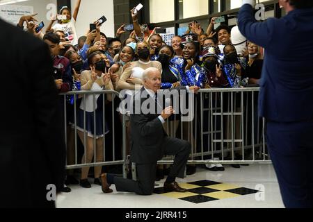 Rockville, Usa. 25. August 2022. US-Präsident Joe Biden kniet für ein Gruppenfoto, während er an einer Kundgebung für das Demokratische Nationalkomitee (DNC) an der Richard Montgomery High School in Rockville, Maryland, am Donnerstag, dem 25. August 2022, teilnimmt. Foto von Yuri Gripas/UPI Credit: UPI/Alamy Live News Stockfoto