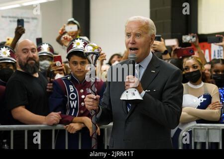 Rockville, Usa. 25. August 2022. US-Präsident Joe Biden hält am Donnerstag, dem 25. August 2022, einen Staffelstab als Anführer der Marschkapelle, während er an einer Kundgebung für das Demokratische Nationalkomitee (DNC) an der Richard Montgomery High School in Rockville, Maryland, teilnimmt. Foto von Yuri Gripas/UPI Credit: UPI/Alamy Live News Stockfoto