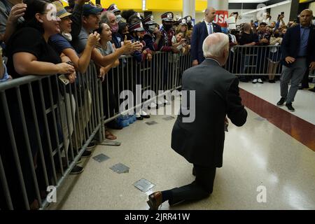 Rockville, Usa. 25. August 2022. US-Präsident Joe Biden kniet für ein Gruppenfoto, während er an einer Kundgebung für das Demokratische Nationalkomitee (DNC) an der Richard Montgomery High School in Rockville, Maryland, am Donnerstag, dem 25. August 2022, teilnimmt. Foto von Yuri Gripas/UPI Credit: UPI/Alamy Live News Stockfoto