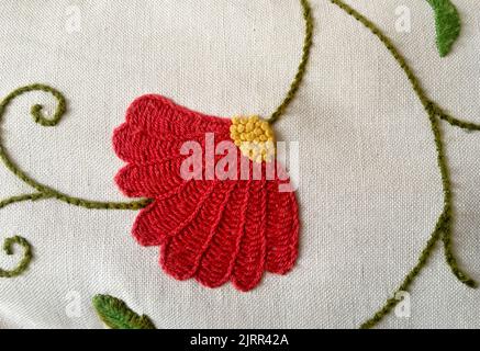 Gestickte Blume auf einer alten Tischdecke Stockfoto
