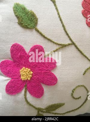 Gestickte Blume auf einer alten Tischdecke Stockfoto