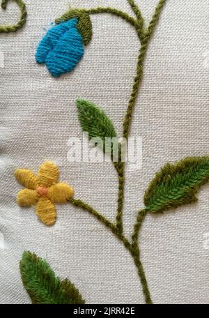 Gestickte Blume auf einer alten Tischdecke Stockfoto