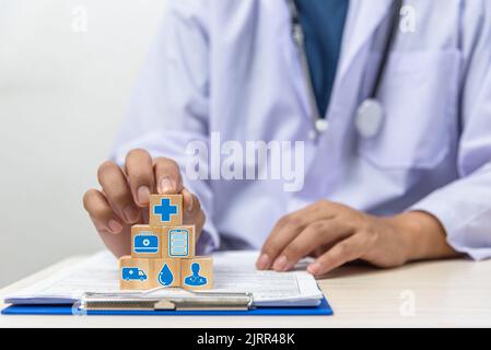 Hand hält Holzwürfel Block mit Versicherung Krankenwagen medizinischen Symbol auf dem Hintergrund und Platz kopieren. Stockfoto