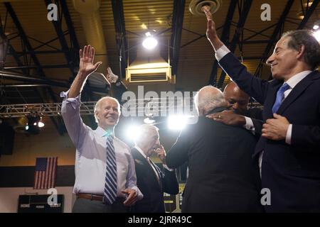 Rockville, Usa. 25. August 2022. US-Präsident Joe Biden begrüßt Anhänger bei einer Kundgebung für das Demokratische Nationalkomitee (DNC) an der Richard Montgomery High School in Rockville, Maryland, am Donnerstag, dem 25. August 2022. Foto von Yuri Gripas/UPI Credit: UPI/Alamy Live News Stockfoto