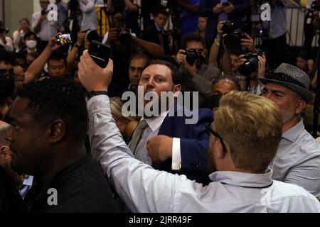 Rockville, Usa. 25. August 2022. Ein Zwischenruf unterbricht Präsident Joe Biden bei einer Kundgebung für das Democratic National l Committee (DNC) an der Richard Montgomery High School in Rockville, Maryland, am Donnerstag, dem 25. August 2022. Foto von Yuri Gripas/UPI Credit: UPI/Alamy Live News Stockfoto