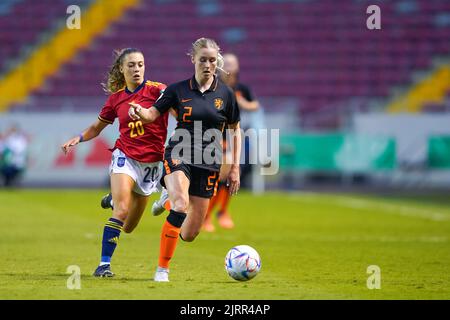 San Jose, Costa Rica. 25. August 2022. San Jose, Costa Rica, August 25. 2022: Kim Everaerts (2 2022 Niederlande) und Asun Martinez (20 Spanien) kämpfen während des FIFA U20 Frauen-Halbfinalspiels zwischen Spanien und den Niederlanden im Estadio Nacional in San Jose, Costa Rica, um den Ball (Duell). (Daniela Porcelli/SPP) Quelle: SPP Sport Press Foto. /Alamy Live News Stockfoto