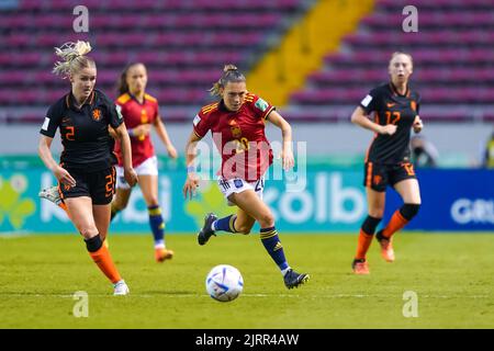 San Jose, Costa Rica. 25. August 2022. San Jose, Costa Rica, August 25. 2022: Kim Everaerts (2 2022 Niederlande) und Asun Martinez (20 Spanien) kämpfen während des FIFA U20 Frauen-Halbfinalspiels zwischen Spanien und den Niederlanden im Estadio Nacional in San Jose, Costa Rica, um den Ball (Duell). (Daniela Porcelli/SPP) Quelle: SPP Sport Press Foto. /Alamy Live News Stockfoto