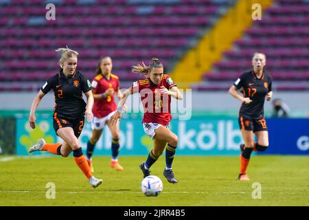 San Jose, Costa Rica. 25. August 2022. San Jose, Costa Rica, August 25. 2022: Kim Everaerts (2 2022 Niederlande) und Asun Martinez (20 Spanien) kämpfen während des FIFA U20 Frauen-Halbfinalspiels zwischen Spanien und den Niederlanden im Estadio Nacional in San Jose, Costa Rica, um den Ball (Duell). (Daniela Porcelli/SPP) Quelle: SPP Sport Press Foto. /Alamy Live News Stockfoto