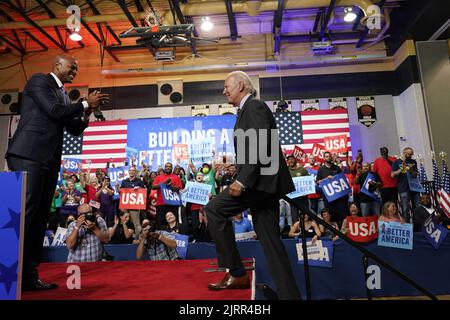 Rockville, Usa. 25. August 2022. Der demokratische Kandidat für den Gouverneur bei den Gouverneurswahlen in Maryland 2022, Wes Moore, begrüßt Präsident Joe Biden bei einer Kundgebung für das Demokratische Nationalkomitee (DNC) an der Richard Montgomery High School in Rockville, Maryland, am Donnerstag, dem 25. August 2022. Foto von Yuri Gripas/UPI Credit: UPI/Alamy Live News Stockfoto