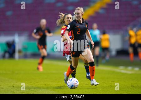 San Jose, Costa Rica. 25. August 2022. San Jose, Costa Rica, August 25. 2022: Kim Everaerts (2 2022 Niederlande) und Asun Martinez (20 Spanien) kämpfen während des FIFA U20 Frauen-Halbfinalspiels zwischen Spanien und den Niederlanden im Estadio Nacional in San Jose, Costa Rica, um den Ball (Duell). (Daniela Porcelli/SPP) Quelle: SPP Sport Press Foto. /Alamy Live News Stockfoto