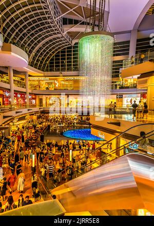 Blick auf Marina Bay Sands mit Digital Light Canvas in Singapur. Stockfoto