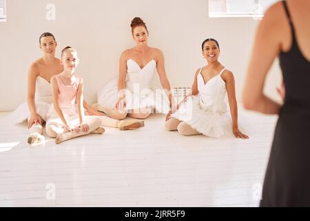 Ballett, Tanz und Lehrer mit glücklichen Studenten in einer Gruppe von Tanzprofis in einem kreativen Studio. Frau unterschiedlichen Alters lernen, ein zu werden Stockfoto