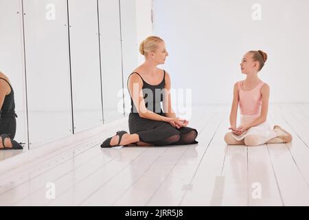 Ballettpädagogin im Gespräch mit einem Lernenden im Performance Art Studio. Kommunikation, Motivation und Hilfe oder Unterstützung von Frau oder Stockfoto