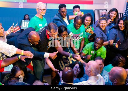 US-Präsident Joe Biden begrüßt Anhänger bei einer Kundgebung für das Demokratische Nationalkomitee am 25. August 2022 an der Richard Montgomery High School, Rockville, Maryland. Kredit: Yuri Gripas/Pool über CNP Stockfoto