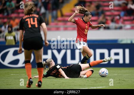 San Jose. 25. August 2022. Asun Martinez (Spitze) aus Spanien steht am 25. August 2022 in San Jose, Costa Rica, mit Kim Everaerts aus den Niederlanden im Halbfinale der FIFA U-20 Frauen-Weltmeisterschaft 2022 auf dem Spiel. Kredit: Xin Yuewei/Xinhua/Alamy Live Nachrichten Stockfoto