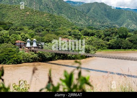 Santa Fe de Antioquia - Kolumbien. 29. Juli 2022. Alte westliche Brücke über den Cauca-Fluss Stockfoto