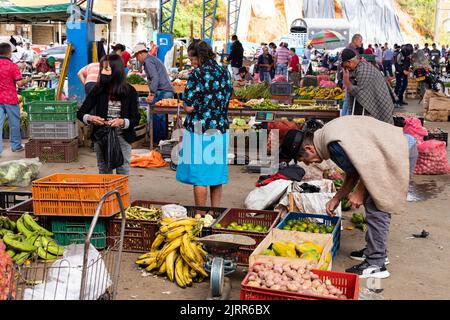 El Santurio, Antioquia - Kolumbien. 26. Juni 2022. Traditioneller Marktplatz der kolumbianischen Stadt, wo Obst und Gemüse sind Stockfoto