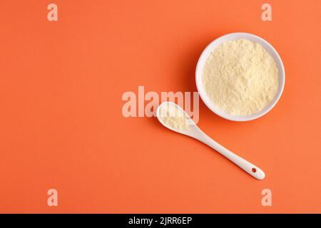 Milchpulver mit Nährstoffen in der Schüssel und dem Löffel Stockfoto