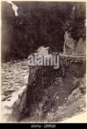 Otira Gorge, West Coast Road, Dunedin, von Burton Brothers. Stockfoto