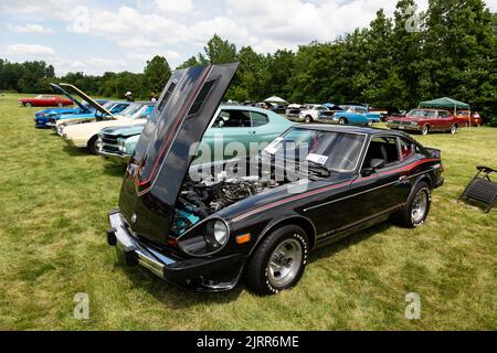 Ein schwarzer Sportwagen Datsun 280Z, auch bekannt als Nissan S30 Fairlady Z, auf einer Automobilausstellung in Fort Wayne, Indiana, USA. Stockfoto