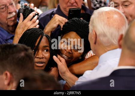 US-Präsident Joe Biden begrüßt Unterstützer bei einer Kundgebung für das Demokratische Nationalkomitee am 25. August 2022 an der Richard Montgomery High School, Rockville, Maryland.Quelle: Yuri Gripas/Pool via CNP /MediaPunch Stockfoto