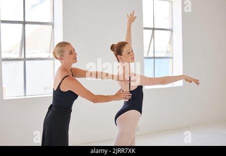 Balletttänzerin, Trainerin unterrichtet und Mädchen lernen professionellen Tanz in einem Studiotanzkurs. Kunst tanzende Frauen, Coaching junge Person, Künstlerin Stockfoto