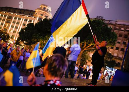 Porto, Portugal. 24. August 2022. Ukrainische Bürger sahen ukrainische Flaggen während der Feierlichkeiten zum Unabhängigkeitstag der Ukraine in der Stadt Porto. Hunderte von Ukrainern versammelten sich in der Avenida dos Aliados, Porto, um den 31.. Jahrestag der Unabhängigkeit der Ukraine zu feiern. Kredit: SOPA Images Limited/Alamy Live Nachrichten Stockfoto