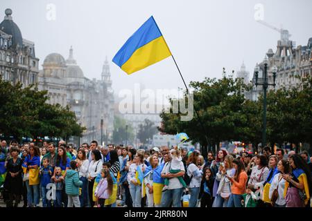 Porto, Portugal. 24. August 2022. Ukrainische Bürger versammeln sich an der Avenida dos Aliados während der Feierlichkeiten zum Unabhängigkeitstag der Ukraine in der Stadt Porto. Hunderte von Ukrainern versammelten sich in der Avenida dos Aliados, Porto, um den 31.. Jahrestag der Unabhängigkeit der Ukraine zu feiern. Kredit: SOPA Images Limited/Alamy Live Nachrichten Stockfoto