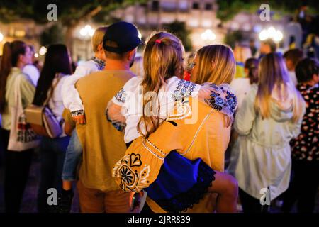 Porto, Portugal. 24. August 2022. Ukrainische Familie trägt Wyschywanka gesehen während der Feierlichkeiten des Unabhängigkeitstages der Ukraine in der Stadt Porto. Hunderte von Ukrainern versammelten sich in der Avenida dos Aliados, Porto, um den 31.. Jahrestag der Unabhängigkeit der Ukraine zu feiern. Kredit: SOPA Images Limited/Alamy Live Nachrichten Stockfoto