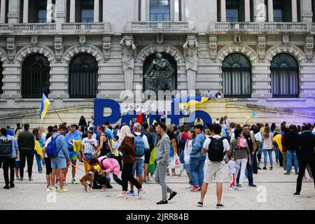 Porto, Portugal. 24. August 2022. Ukrainische Bürger versammeln sich an der Avenida dos Aliados während der Feierlichkeiten zum Unabhängigkeitstag der Ukraine in der Stadt Porto. Hunderte von Ukrainern versammelten sich in der Avenida dos Aliados, Porto, um den 31.. Jahrestag der Unabhängigkeit der Ukraine zu feiern. (Foto: Telmo Pinto/SOPA Images/Sipa USA) Quelle: SIPA USA/Alamy Live News Stockfoto