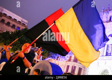 Porto, Portugal. 24. August 2022. Ukrainische Staatsbürger werden bei den Feierlichkeiten zum Unabhängigkeitstag der Ukraine in der Stadt Porto beide ukrainische Flaggen halten sehen. Hunderte von Ukrainern versammelten sich in der Avenida dos Aliados, Porto, um den 31.. Jahrestag der Unabhängigkeit der Ukraine zu feiern. (Foto: Telmo Pinto/SOPA Images/Sipa USA) Quelle: SIPA USA/Alamy Live News Stockfoto