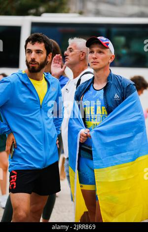 Porto, Portugal. 24. August 2022. Ukrainische Bürger gesehen während der Feierlichkeiten zum Unabhängigkeitstag der Ukraine in der Stadt Porto. Hunderte von Ukrainern versammelten sich in der Avenida dos Aliados, Porto, um den 31.. Jahrestag der Unabhängigkeit der Ukraine zu feiern. (Foto: Telmo Pinto/SOPA Images/Sipa USA) Quelle: SIPA USA/Alamy Live News Stockfoto