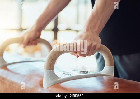 Hände des Mannes Gymnastik Training auf Pauschenpferd für Fitness, starke Balance und Flexibilität Workout Sport Ziel. Sportler beim Sport oder Training Stockfoto