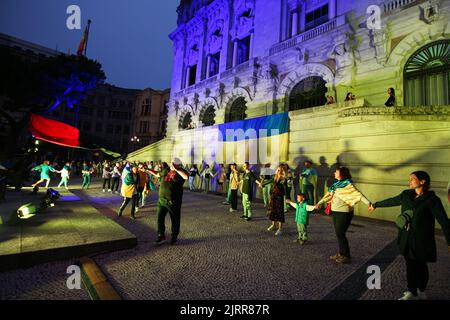 Porto, Portugal. 24. August 2022. Ukrainische Bürger halten sich an der Avenida dos Aliados während der Feierlichkeiten zum Unabhängigkeitstag der Ukraine in der Stadt Porto. Hunderte von Ukrainern versammelten sich in der Avenida dos Aliados, Porto, um den 31.. Jahrestag der Unabhängigkeit der Ukraine zu feiern. (Foto: Telmo Pinto/SOPA Images/Sipa USA) Quelle: SIPA USA/Alamy Live News Stockfoto