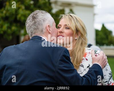 Angelique Kerber mit Craig Tiley während einer Trophäenübergabe nach dem Gewinn der Australian Open 2016 Stockfoto