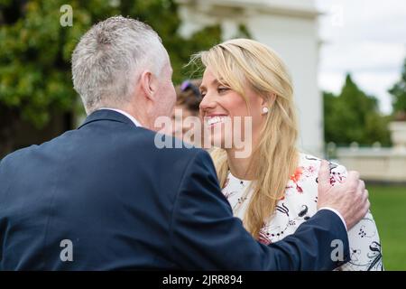 Angelique Kerber mit Craig Tiley während einer Trophäenübergabe nach dem Gewinn der Australian Open 2016 Stockfoto