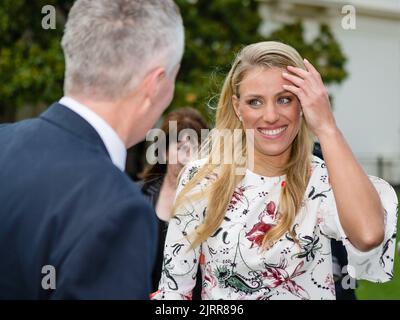 Angelique Kerber mit Craig Tiley während einer Trophäenübergabe nach dem Gewinn der Australian Open 2016 Stockfoto